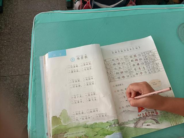 一二年级如何学语文课文(一年级预习课文的流程)