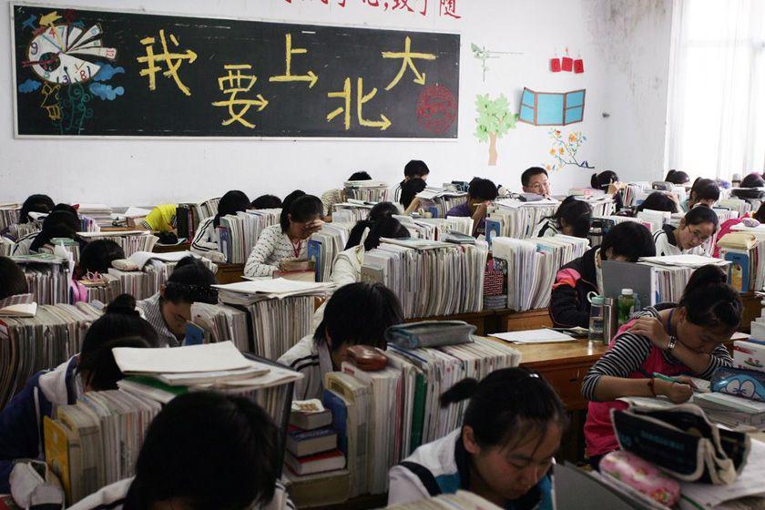 高考情绪紧张失常原因有哪些(高考惨案揭秘！三大原因曝光，考生需谨慎应对！)