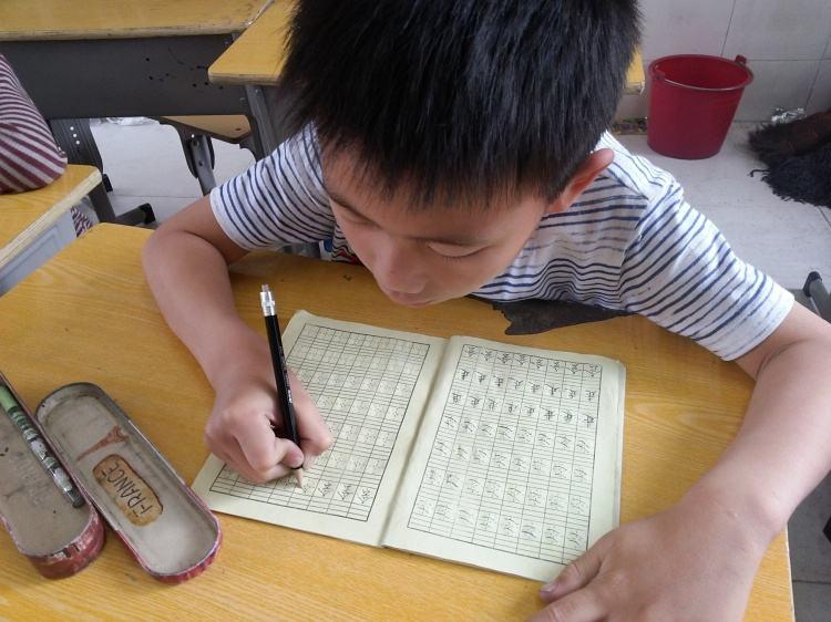 家长如何跟孩子学语文作文(神奇口诀！三字变200字，天气描写如入画)
