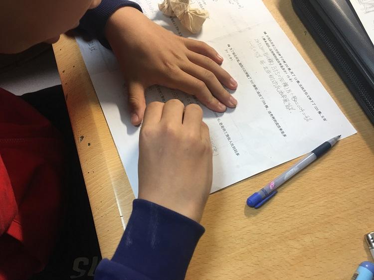 怎么叫小孩子学数学题不会(超简单方法，小学生秒解数学题，不用分解！)
