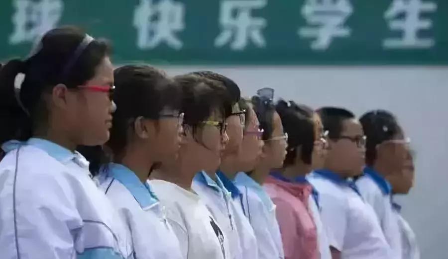 高中学生配什么近视镜(近视族福音！高中学生最潮近视镜大揭秘，穿搭更迷人)