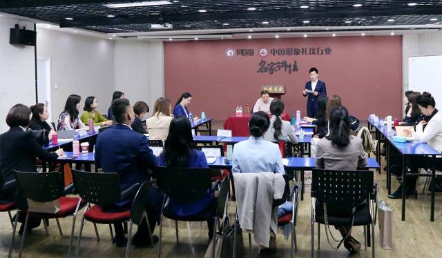 礼仪怎么学(有效的学习礼仪的方法)