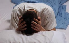 为什么高考后心情低落睡不着(高考前失眠竟然有神奇功能？科学揭秘熬夜的惊人效果)